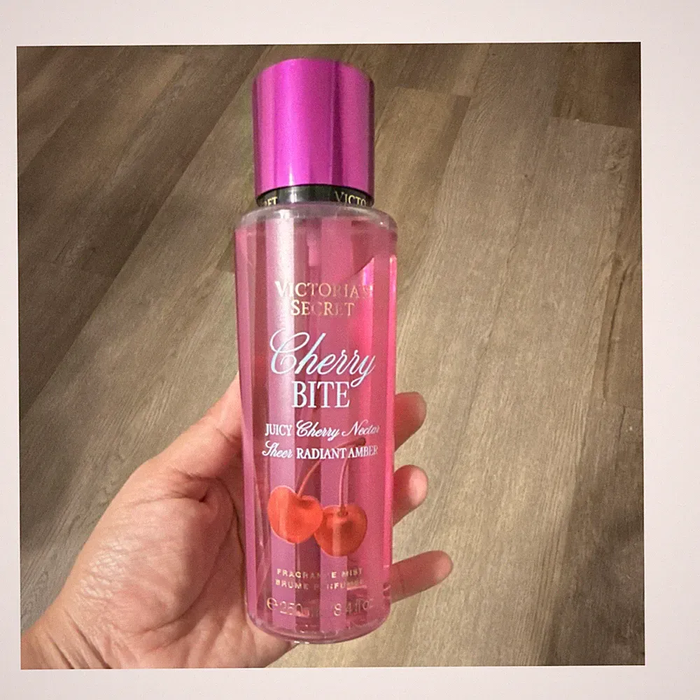 Victoria's Secret Cherry Bite Fragrance Mist 250 mL Cherry Amber Scent Women